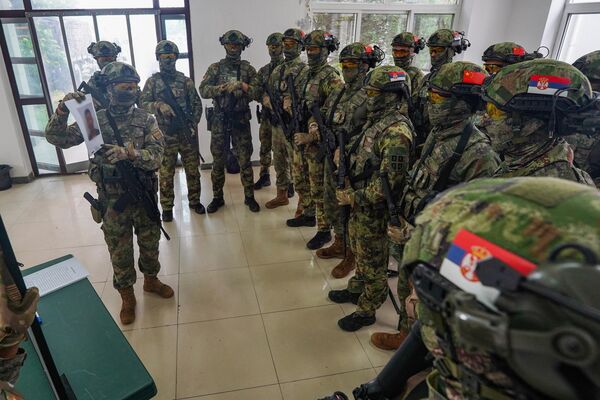 Додаје се да је кинеска јединица показала изузетан ниво организације и професионализма и била одличан домаћин припадницима Војске Србије - Sputnik Србија