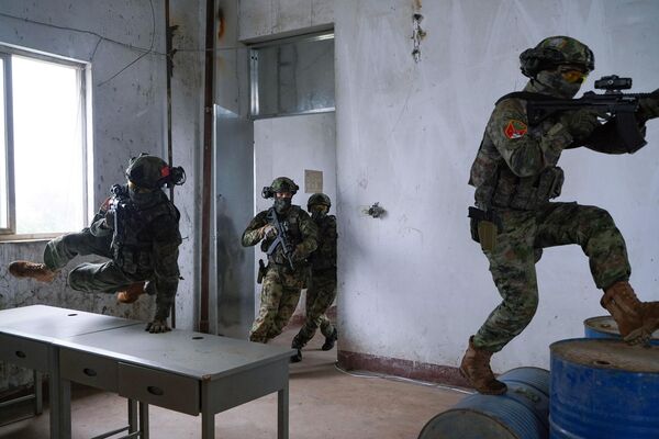 Њеном успешном реализацијом дат је импулс јачању војно-војне сарадње и унапређени су међусобно разумевање и способност борбених тимова за реализацију задатака са страним оружаним снагама и у међународном окружењу, закључује се у саопштењу. - Sputnik Србија