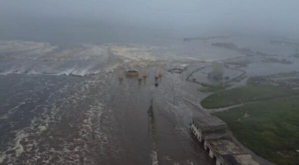 Приобална зона Северо-Курилска - насеље је делимично потопљено као и фабрика за производњу рибе. Евакуисани су сви становници. - Sputnik Србија