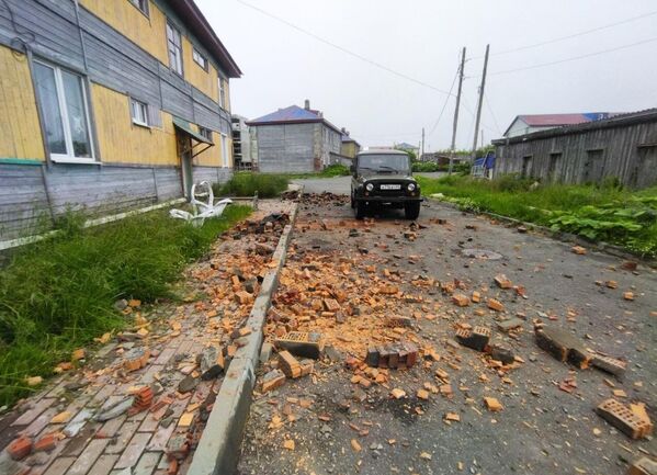 Епицентар снажног земљотреса на Камчатки био је изнад Тихог океана на дубини од 17 км, а потреси које је изазвао осетили су се у 47 насеља Камчатске области и Сахалина, саопштиле су хитне службе. - Sputnik Србија