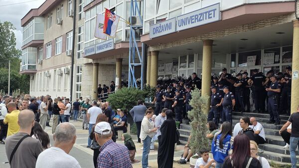 Policija na ulazu u Državni univerzitet u Novom Pazaru - Sputnik Srbija