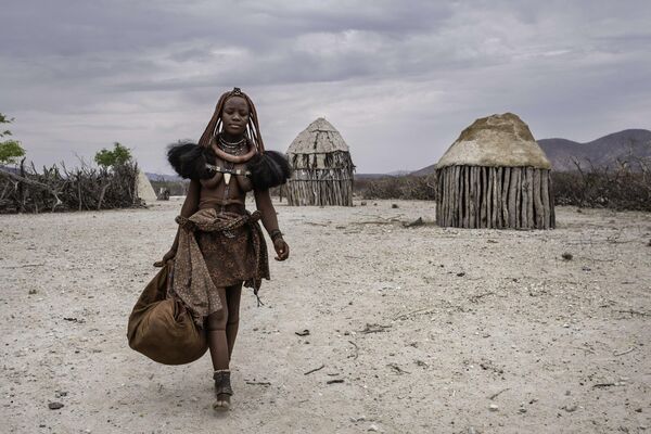 Žena iz bantu plemena Himba koje je migriralo na teritoriju današnje Namibije pre nekoliko vekova. Pretpostavlja se da potiču iz istočne Afrike, a njihove žene zadržavaju veoma komplikovane načine oblačenja i ukrašavanja svojih tela. Žena iz bantu plemena Himba koje je migriralo na teritoriju današnje Namibije pre nekoliko vekova. Pretpostavlja se da potiču iz istočne Afrike, a njihove žene zadržavaju veoma komplikovane načine oblačenja i ukrašavanja svojih tela. - Sputnik Srbija