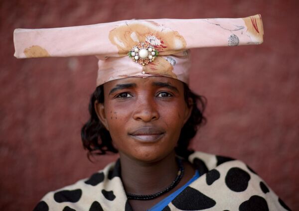 Žena iz Namibije, pripada narodu Herero koje govori bantu i poznati su po oblačenju u viktorijanskom stilu sa dugim rukavima u boji. Žena iz Namibije, pripada narodu Herero koje govori bantu i poznati su po oblačenju u viktorijanskom stilu sa dugim rukavima u boji. - Sputnik Srbija