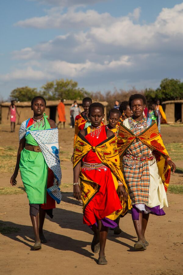 Masai žene u tradicionalnoj odeći ispred sela Masai Mara u Keniji. Masai žene u tradicionalnoj odeći ispred sela Masai Mara u Keniji. - Sputnik Srbija