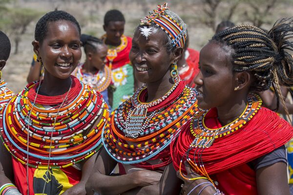 Žene plemena Samburu u tradicionalnoj odeći u Keniji. Žene plemena Samburu u tradicionalnoj odeći u Keniji. - Sputnik Srbija