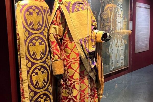 Реконструкција одежде краља Стефана Првовенчаног
Израда: костимографкиња Јелена Стокућа
Реконструкција одежде краља Стефана Првовенчаног
Израда: костимографкиња Јелена Стокућа
- Sputnik Србија