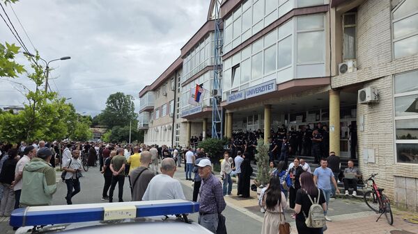 Policija ispred Državnog univerziteta u Novom Pazaru. - Sputnik Srbija