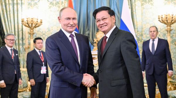 Президент Владимир Путин и Тонглун Сисулит - Sputnik Србија