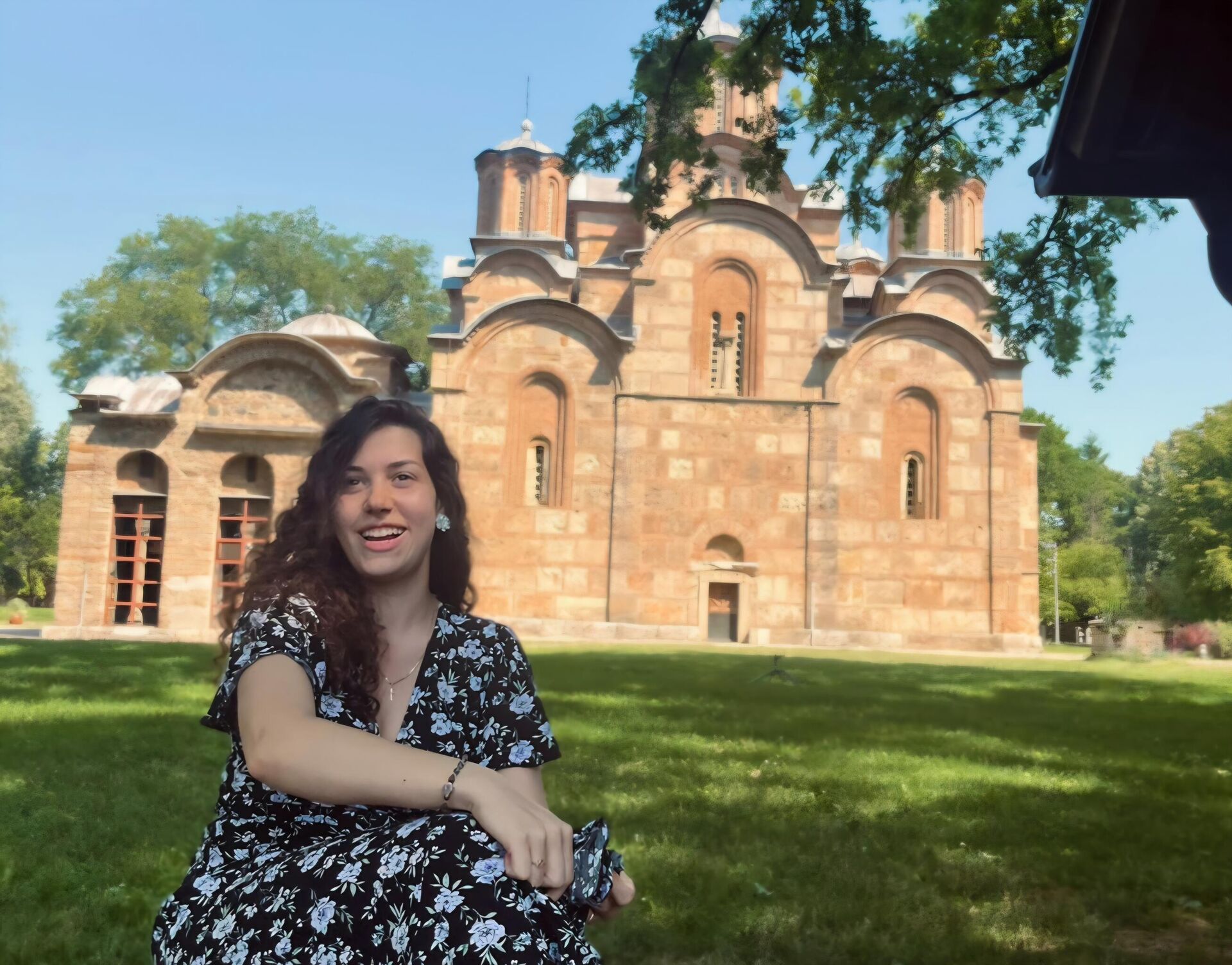  Anđelija Stanimirović ispred manastira Gračanica - Sputnik Srbija, 1920, 02.08.2025