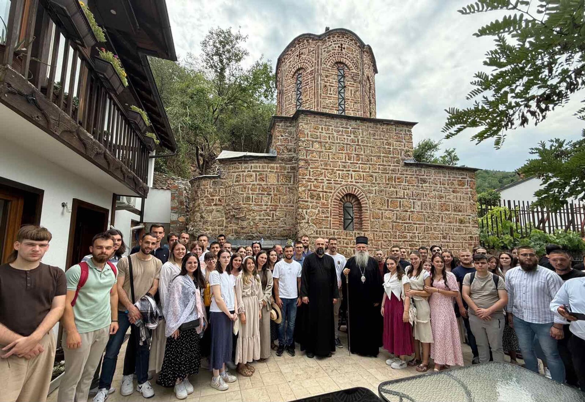 Susret sa vladikom Teodosijem u hramu Svete Nedelje u Prizrenu - Sputnik Srbija, 1920, 02.08.2025