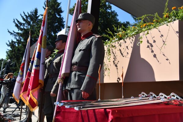 Kadeti obučeni u uniformu Srpske vojske postrojeni kraj svečane bine - Sputnik Srbija