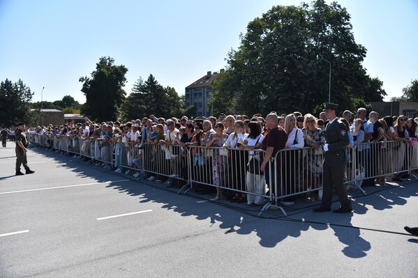 Kao i svake godine članovi porodica, rodbina i prijatelji najmlađih oficira Vojske Srbije sa nestrpljenjem su iščekivali kraj ceremonije i trenutak kada su šapke poletele u vazduh, nakon čega su usledili zagrljaji u čestitanja mladim oficirima Vojske Srbije - Sputnik Srbija