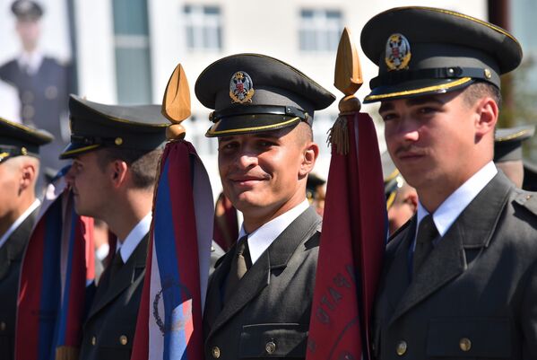 Osmeh na licu jednog od čuvara znamenja. Pod pukovskim barjacima srpska vojska se tokom Prvog svetskog rata borila na Ceru, Kolubari, Drini, u odbrani Beograda, povlačila se preko Albanije do Krfa, a potom preko Solunskog fronta ponovo do oslobođenja Beograda i dalje. - Sputnik Srbija