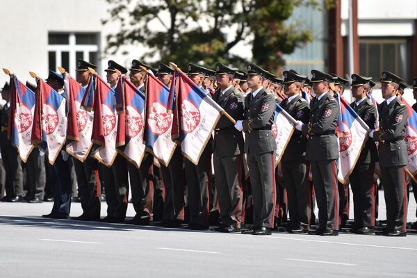 Kadeti Vojne akademije sa pukovskim zastavama koje su replike originalnih zastava pod kojima je srpska vojska izvojevala pobede u ratovima vođenim od 1912. do 1918. godine - Sputnik Srbija