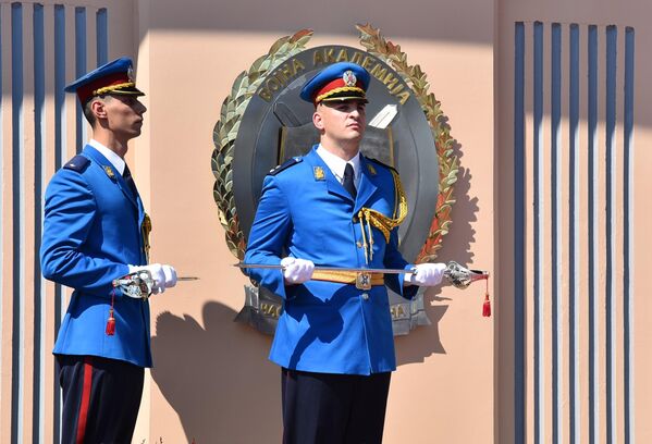 Gardisti Vojske Srbije sa sabljama koje će dobiti najbolje rangirani kadeti - Sputnik Srbija