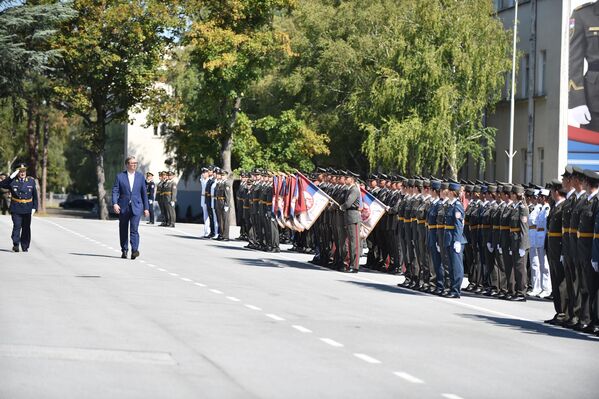 Predajom raporta komandanta svečanog stroja brigadnog generala Bobana Đorovića predsediku Srbije Aleksandru Vučiću, počela je promocija najmlađih oficira - Sputnik Srbija