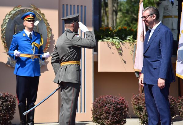 Najboljim potporučnicima predsednik Republike Aleksandar Vučić uručio je sablje sa posvetom - Sputnik Srbija