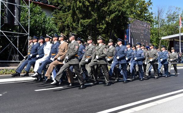 Svoje prve oficirske činove dobilo je 186 kadeta,  i to 166 kadeta iz 145. i 146. klase Vojne akademije i 20 kadeta 11. klase Medicinskog fakulteta Vojnomedicinske akademije. - Sputnik Srbija
