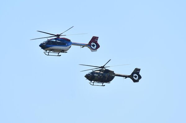 Defile najmlađih potporučnika i kadeta Univerziteta odbrane uveličao je nalet  aviona MiG-29, G-4 i ”lasta”, višenamenskih helikoptera H-145M, a tom prilikom upućena je čestitka najmlađim oficirima. - Sputnik Srbija