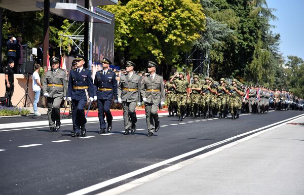 Svečanost povodom promocije najmlađih oficira Vojske Srbije održana je u kasarni &quot;General Jovan Mišković&quot; na Banjici. - Sputnik Srbija