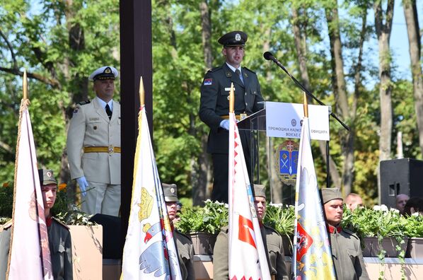 Prvi u klasi, potporučnik Mitar Simović rekao je da tek promovisani podoficiri Vojske Srbije u stroju stoje časno uzdignute glave sa pogledom uperenim u budućnost. - Sputnik Srbija