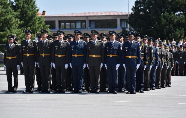 Pozdravni govor kadetima koji će primiti oficirski čin održao je rektor Univerziteta odbrane Srbije brigadni general Boban Đorović - Sputnik Srbija