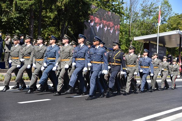 Defile najmlađih potporučnika i kadeta Univerziteta odbrane - Sputnik Srbija