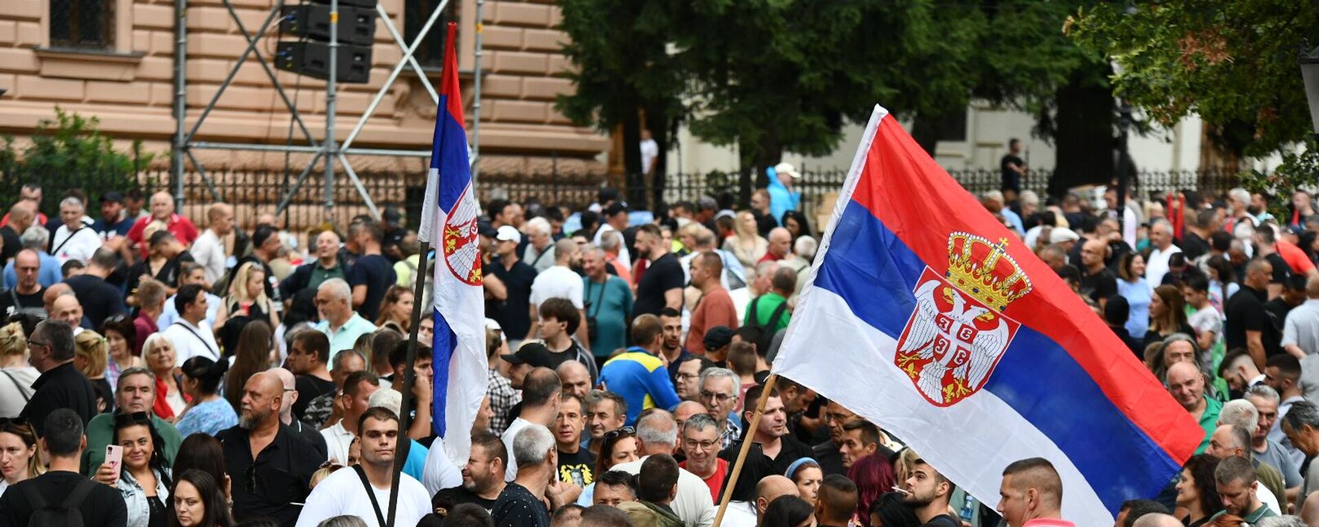 Грађани који су пешке кренули из Новог Сада стигли су око 17.30 у Сремске Карловце, где ће присуствовати обележавању Дана сећања за све страдале и прогнане у хрватској оружаној акцији Олуја - Sputnik Србија, 1920, 03.08.2025