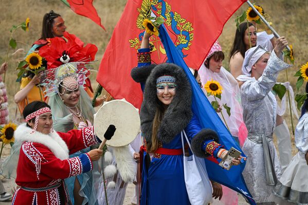 Наступ учесника фестивала младих уметника „Таврида.АРТ-2025“ у заливу Капсељ. - Sputnik Србија