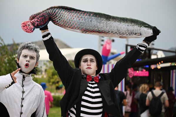 Учесници фестивала младих уметника „Таврида.АРТ-2025“ у заливу Капсељ. - Sputnik Србија