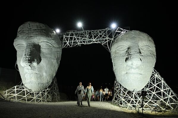 Посетиоци поред уметничке инсталације на месту одржавања фестивала младих уметника „Таврида.АРТ-2025“ у заливу Капсељ. - Sputnik Србија