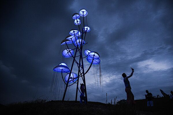 Посетиоци поред уметничке инсталације на месту одржавања фестивала младих стваралаца културе и уметности „Таврида.АРТ-2025“ у заливу Капсељ. - Sputnik Србија