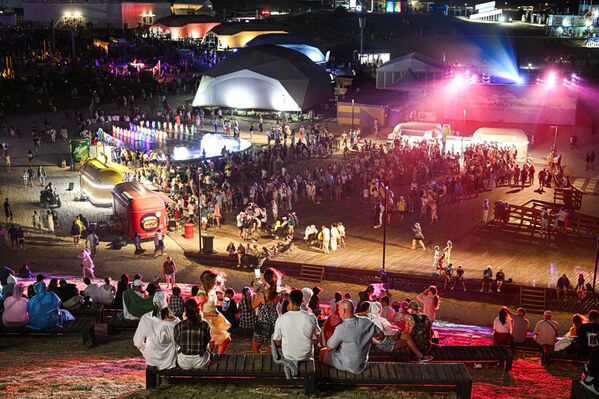 Посетиоци на фестивалу младих стваралаца културе и уметности „Таврида.АРТ-2025“ у заливу Капсељ. - Sputnik Србија