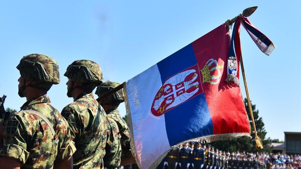 Pripadnici Vojske Srbije sa zastavom Srbije - Sputnik Srbija