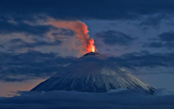 Smatra se da je aktiviranje vulkana moglo biti izazvano nedavnim zemljotresom magnitude 8,8. Smatra se da je aktiviranje vulkana moglo biti izazvano nedavnim zemljotresom magnitude 8,8. - Sputnik Srbija