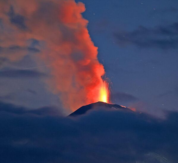 Vulkan Ključevski najznačajniji je i najpoznatiji vulkan na Kamčatki. Vulkan Ključevski najznačajniji je i najpoznatiji vulkan na Kamčatki. - Sputnik Srbija