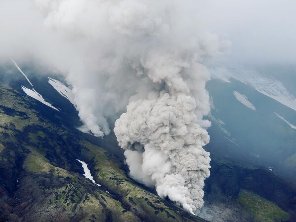 Pepeo vulkana Krašenjinikov se proteže 840 km jugoistočno od vulkana. Pepeo se i dalje izbacuje iz severnog kratera vulkana, a lava nastavlja da teče na severozapadnoj padini. Pepeo vulkana Krašenjinikov se proteže 840 km jugoistočno od vulkana. Pepeo se i dalje izbacuje iz severnog kratera vulkana, a lava nastavlja da teče na severozapadnoj padini. - Sputnik Srbija