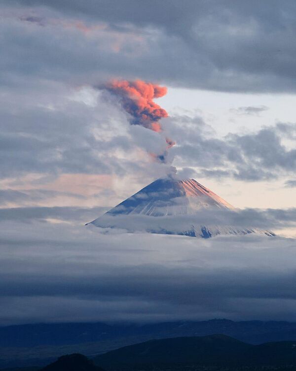 Na fotografiji je prikazan vulkan Ključevski. Na fotografiji je prikazan vulkan Ključevski. - Sputnik Srbija