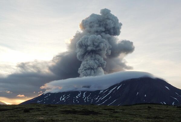 Stanovnici i posetioci regiona su upozoreni da ne posećuju okolinu vulkana niti da pokušavaju da se popnu na njega. Stanovnici i posetioci regiona su upozoreni da ne posećuju okolinu vulkana niti da pokušavaju da se popnu na njega. - Sputnik Srbija