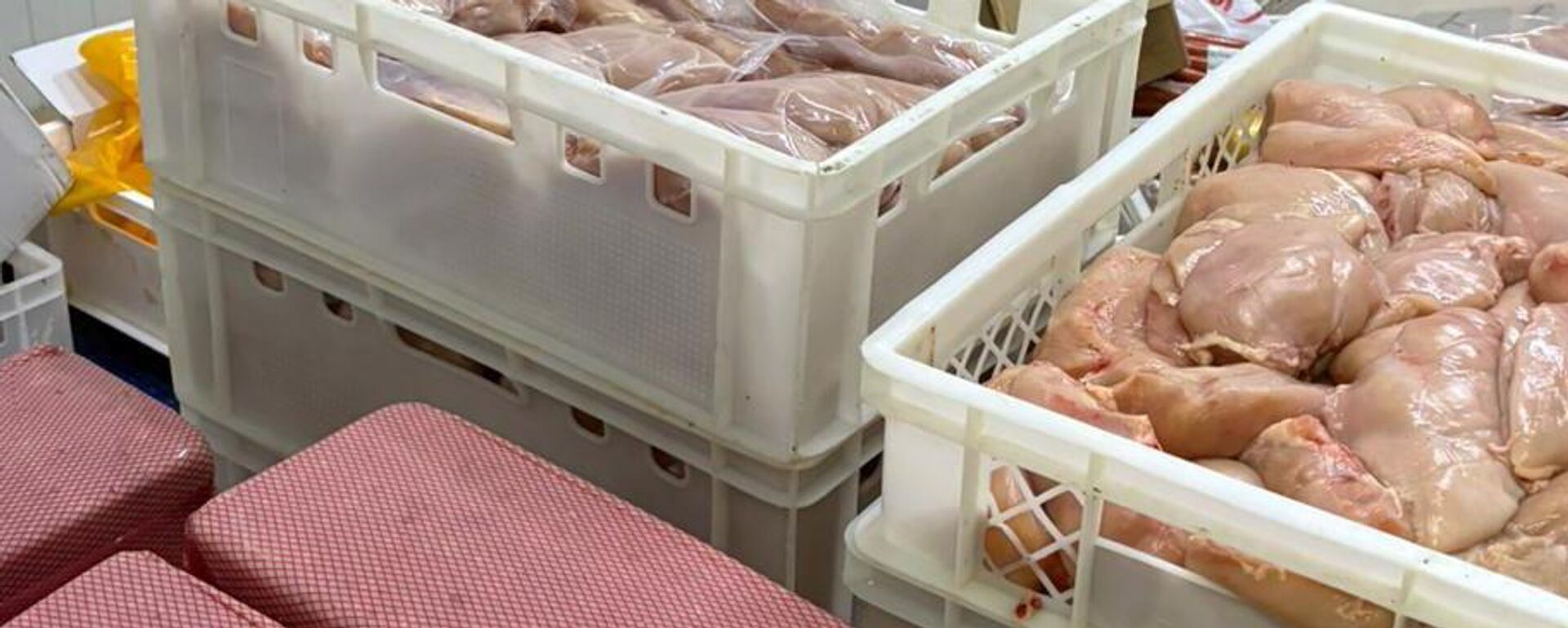 Спречен промет велике количине пилећег меса зараженог салмонелом. - Sputnik Србија, 1920, 06.08.2025