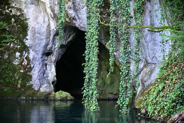 Максимална дубина истражености врела износила је 18 метара, мада су касније спроведена истраживања, током којих је утврђено да на дубини већој од чак 70 метара постоји „инверзни крак пећинског сифона“. Каснија мерења показала су да дубина врела износи око 123 метра. Ова чињеница сврстава Крупајско врело међу најдубље истражене изворе у Србији. - Sputnik Србија
