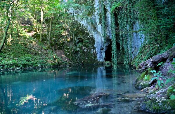 Плава боја воде је савршено уклопљена у зеленило у околини и чини ово место нестварним. - Sputnik Србија