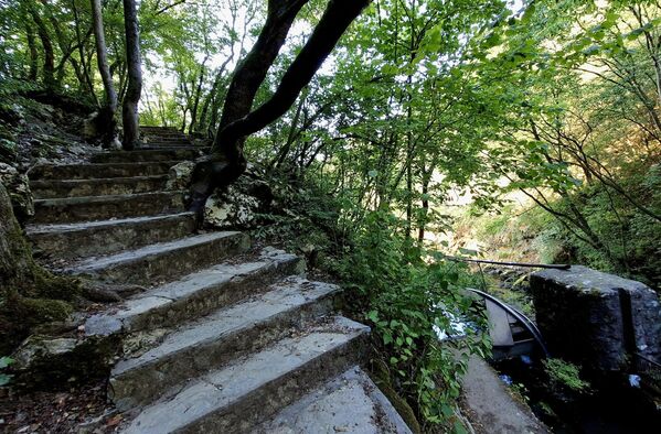 До самог врела воде два пута. Један је преко камених степеница (за оне мање храбре), док други води поред воденице, уском стазом( на којој се мора поштовати првенство пролаза) поред рибњака са пастрмком. - Sputnik Србија