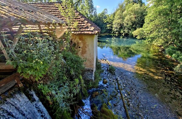Посебну занимљивост представља то што се насупрот леденој води Крупајског врела, у непосредној близини старе воденице, налази извор термалне воде температуре 26 °Ц, за коју многи верују да има лековита својства. - Sputnik Србија