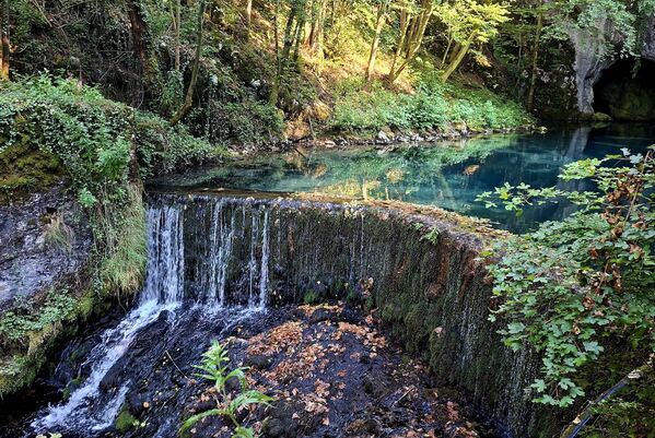 Скривено међу шумовитим падинама Хомоља, као какав тиркизни драгуљ  даром природе обликован, сместило се Крупајско врело – једно од најлепших и најфасцинантнијих природних феномена у Србији - Sputnik Србија