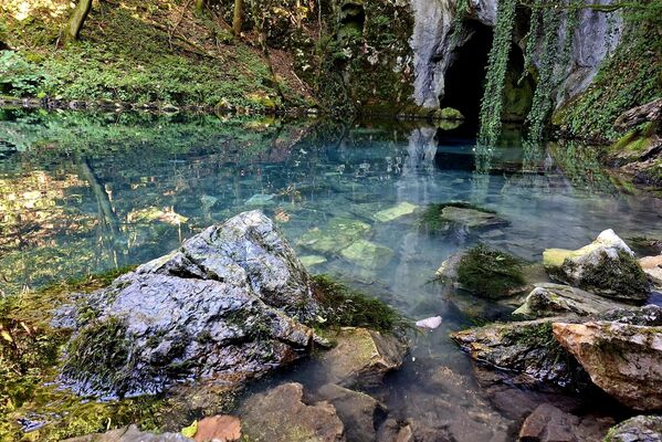 Изградњом бране на месту где вода извире формирало се језерце дужине 40 метара и ширине 17 метера. Иако је просечна провидност воде Крупајског врела, око метар, она на неким местима достиже чак и пет до шест метара, што уз смарагдну боју чини ово крашко врело готово нестварним. - Sputnik Србија