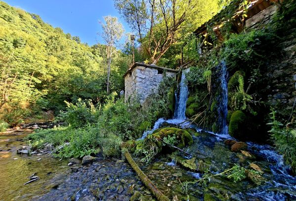 Имање на коме се налази врело је у приватном поседу породице Петровић. Преци данашњих власника су 1938. купили огрогромно имање у чијем саставу је било и ово врело. После Другог светског рата на препоруку академика Миладина Пећинара направљена је близу врела невелика брана да се мало умири Крупаја. Испод су власници сазидали воденицу, ваљарицу и вуновлачару - Sputnik Србија