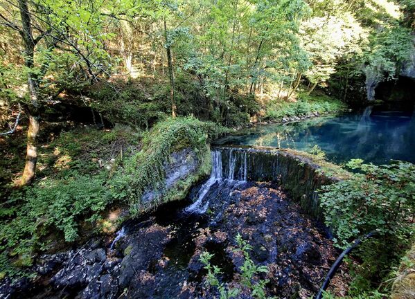 Врело се налази на надморској висини од 220 м у подножју планине Бељанице између села села Милановац и Крупаја - Sputnik Србија