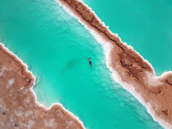 Слана језера у оази Сива, која се налази у срцу Западне пустиње у Египту. Ова оаза привлачи пажњу својим историјским наслеђем и природним лепотама. Позната по својим древним храмовима и традиционалној берберској култури, регион је последњих година постао све популарнији међу локалним и међународним туристима.  - Sputnik Србија