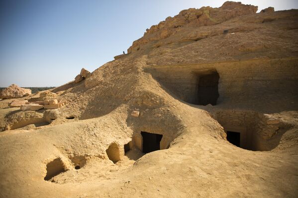 Поглед на Планину мртвих у оази Сива. Конусног облика, планина је испуњена пећинама и малим шупљинама коришћеним као гробнице између 664. и 525. године пре нове ере, комбинујући древну египатску и грчку уметност у свом дизајну. - Sputnik Србија